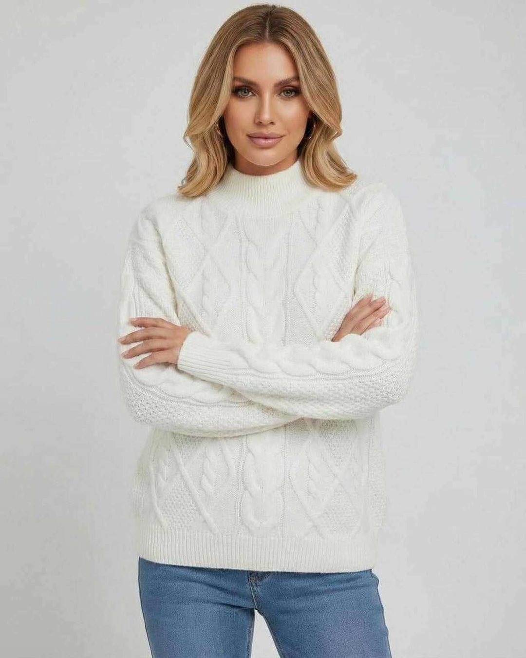 Suéter de mujer blanco oversized, manga larga, estilo casual y elegante. Prenda esencial para el frío de otoño e invierno.