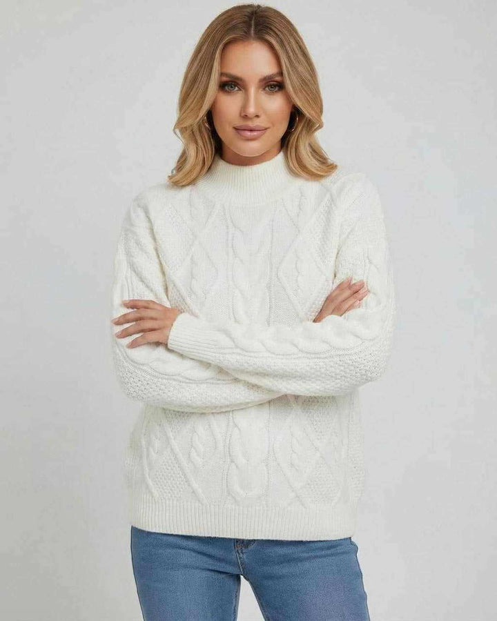 Suéter de mujer blanco oversized, manga larga, estilo casual y elegante. Prenda esencial para el frío de otoño e invierno.