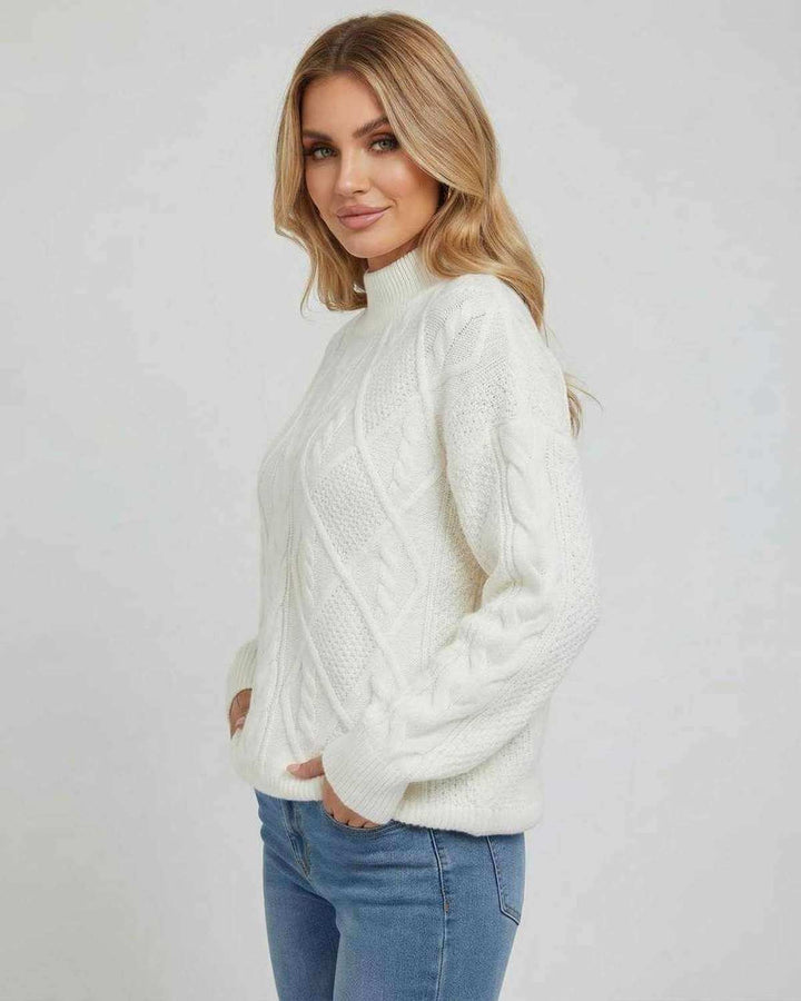 Suéter oversized blanco de tejido suave para mujer. Perfecto para el frío de otoño e invierno, look casual y acogedor.