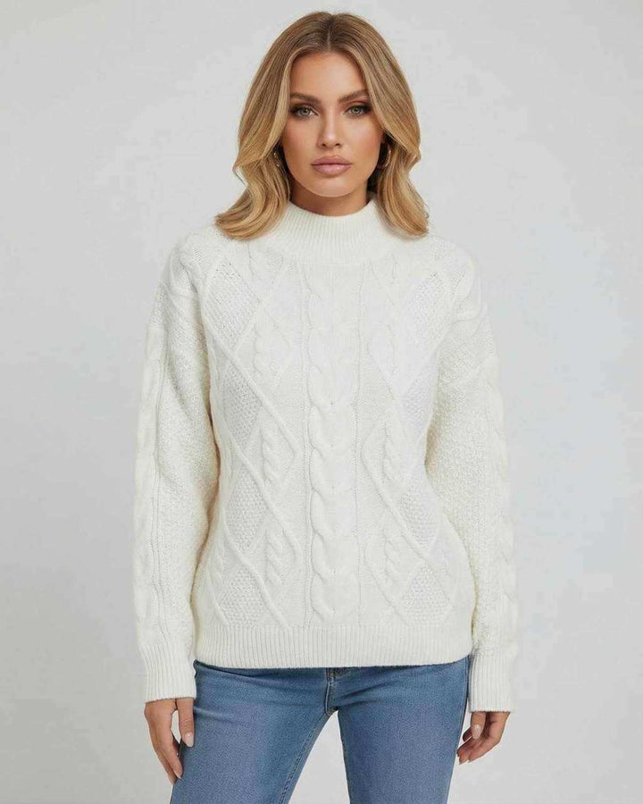 Suéter oversized blanco de mujer, manga larga. Prenda cómoda y elegante para uso diario en otoño e invierno.