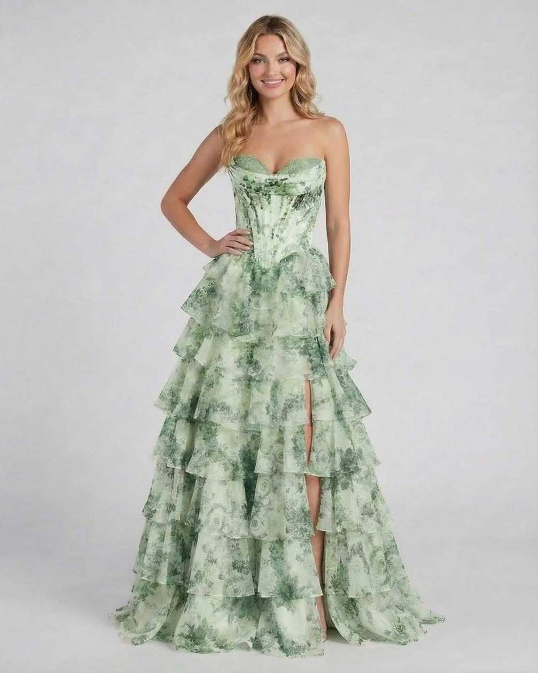 Elegante vestido largo floral verde para mujer, con estampado vibrante, ideal para noches de verano.