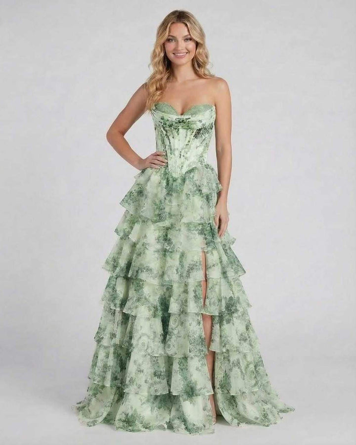 Elegante vestido largo floral verde para mujer, con estampado vibrante, ideal para noches de verano.