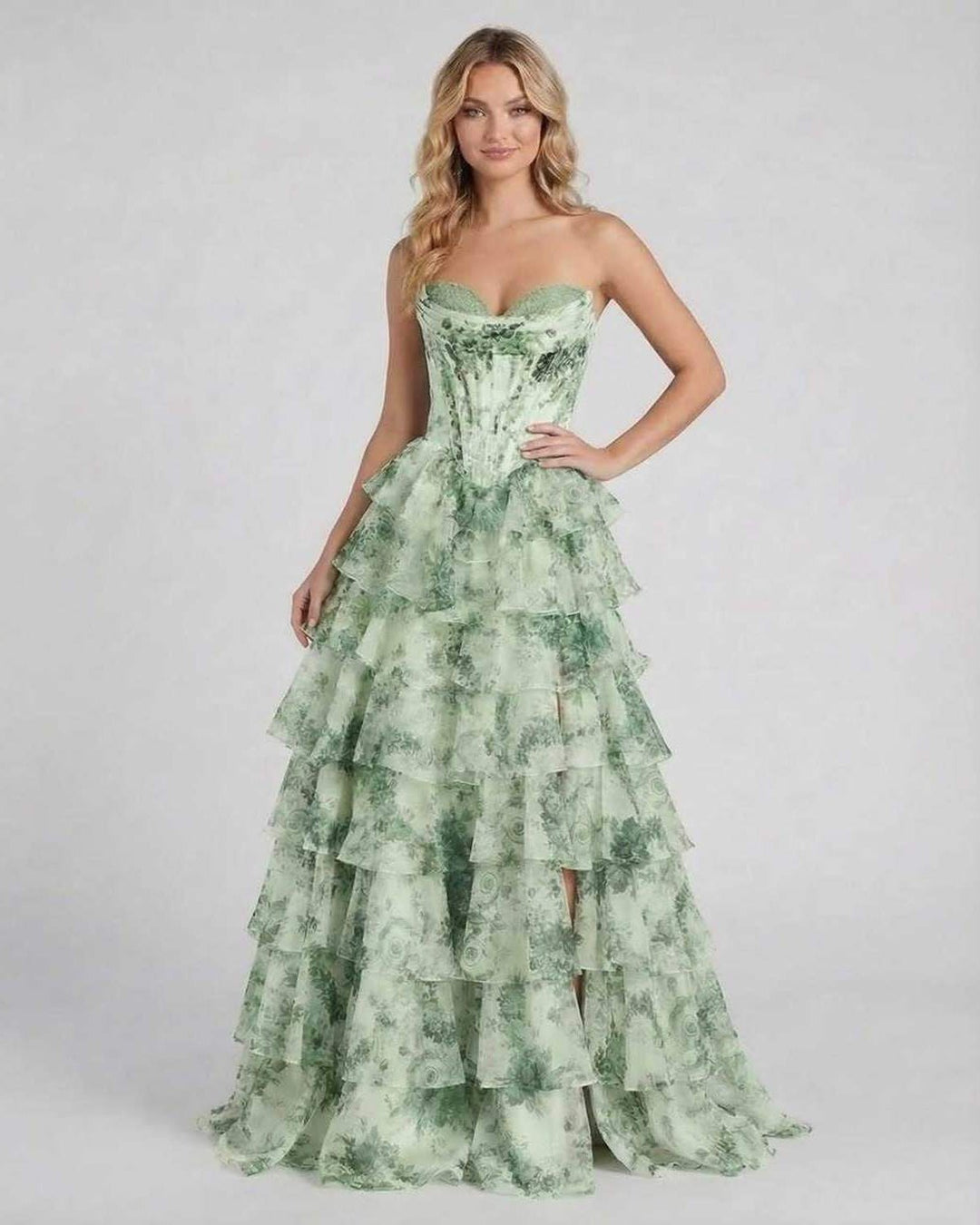 Vestido maxi floral verde primaveral para mujer, diseño elegante y fluido, ideal para eventos de día.