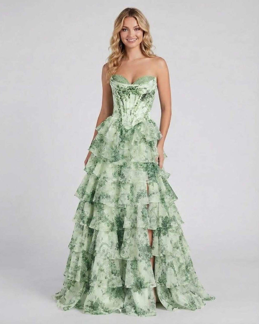 Vestido maxi floral verde elegante para mujer, perfecto para eventos formales de primavera o verano.