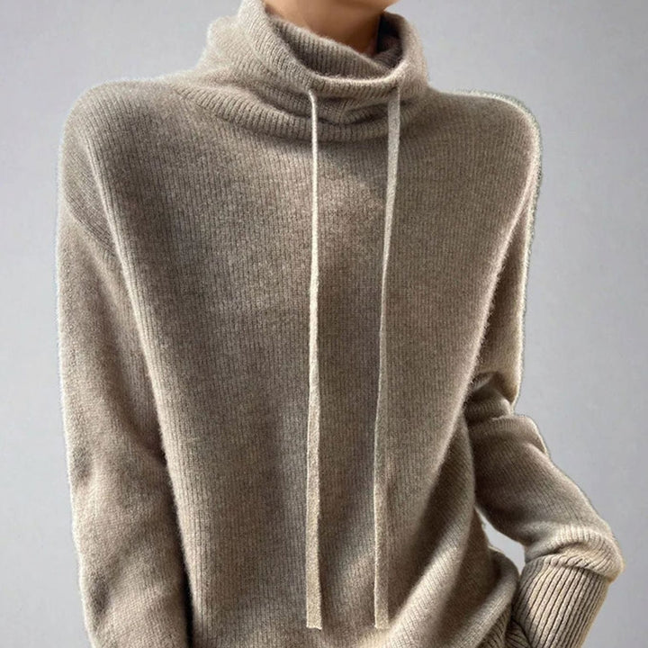 Jersey de punto holgado para mujer con cuello alto y cordón ajustable, ideal para invierno casual.