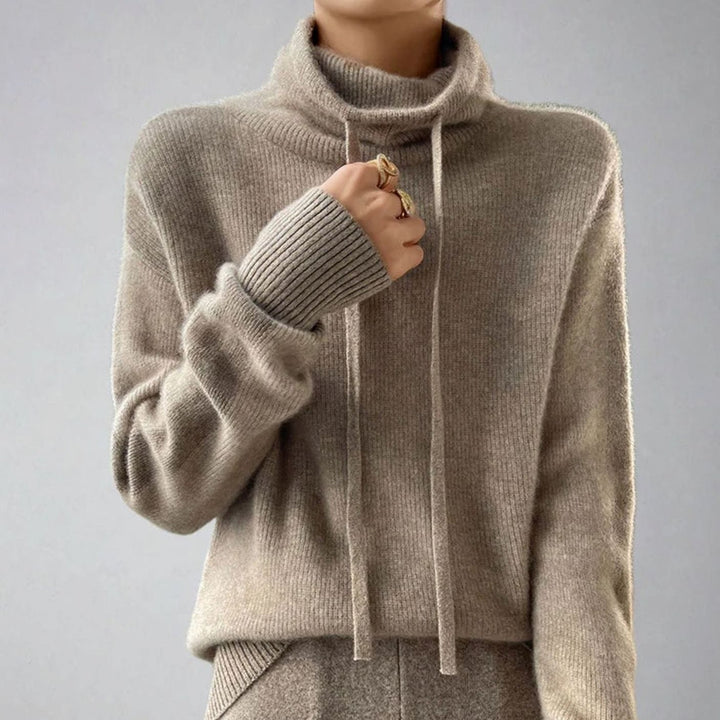 Suéter holgado de cuello alto color caqui para mujer, tejido cómodo y ajustable para otoño.