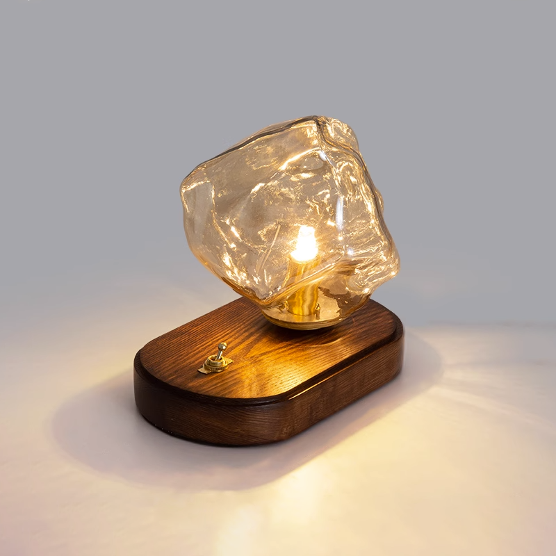 Iluminación moderna: Lámpara de mesa Averis de cristal para crear un ambiente único en casa.
