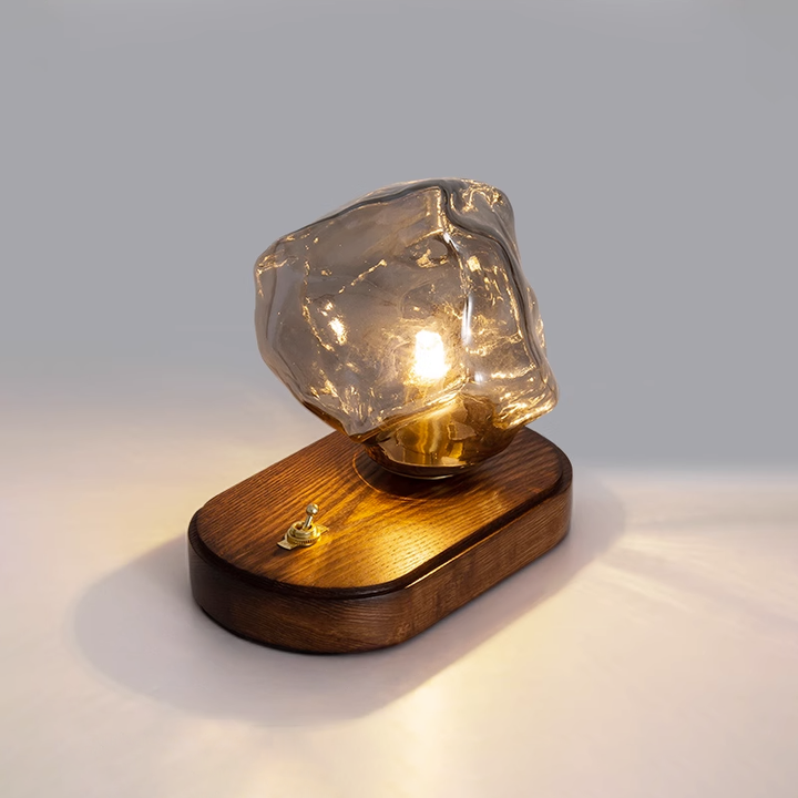Lámpara de mesa Averis de cristal, decorativa y funcional. Luz suave para un hogar moderno.