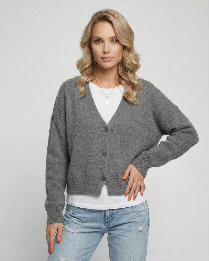 Cárdigan gris clásico para mujer, estilo versátil y atemporal, prenda cómoda para cualquier ocasión.