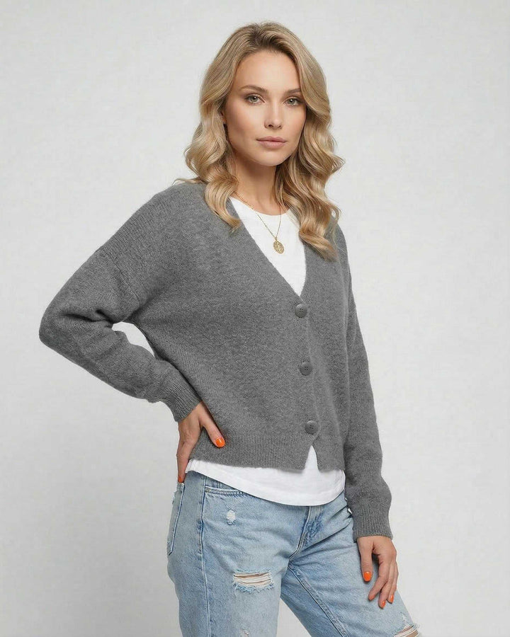 Cárdigan gris clásico para mujer, diseño elegante y cómodo, ideal como suéter o ropa para capas.