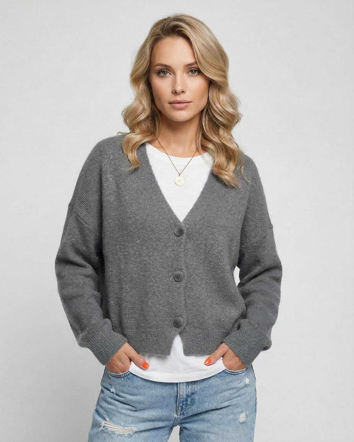 Cárdigan gris clásico para mujer, suave, ideal para entretiempo y looks versátiles.