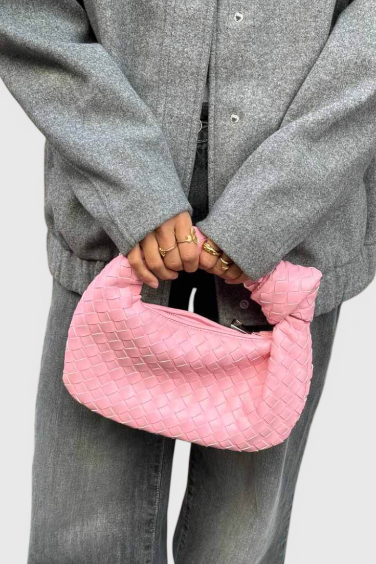 Bolso satchel mini de piel vegana con textura tejida. Accesorio de moda elegante y compacto para mujer.
