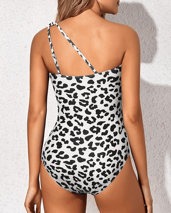 Bañador una pieza asimétrico mujer. Estilo moderno para el verano y la playa.