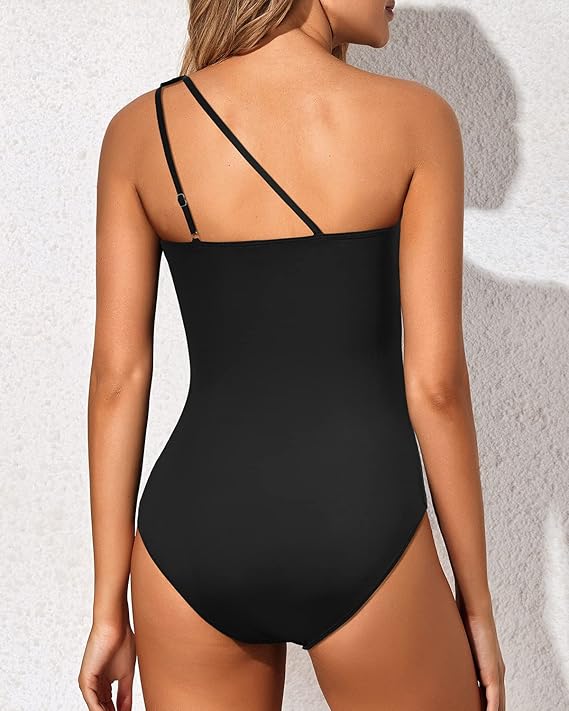 Traje de baño asimétrico y sofisticado para mujer. Look moderno en la playa.