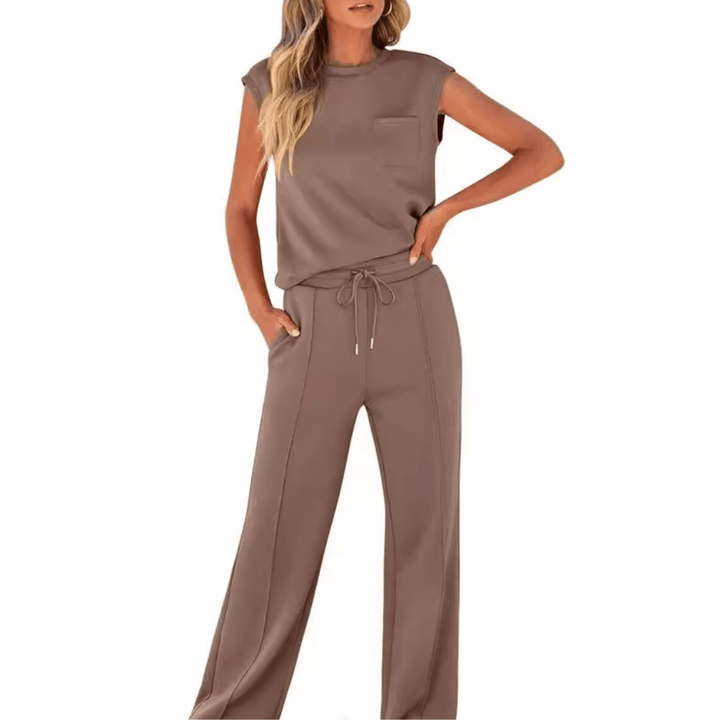 Versátil conjunto de salón de mujer. Chándal elegante para atuendos relajados, moda femenina y comodidad casual.