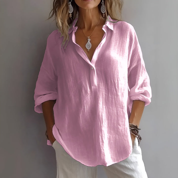 Blusa holgada cómoda para mujer con cuello V y mangas ajustables. Prenda fresca y versátil para el verano y estilo casual.