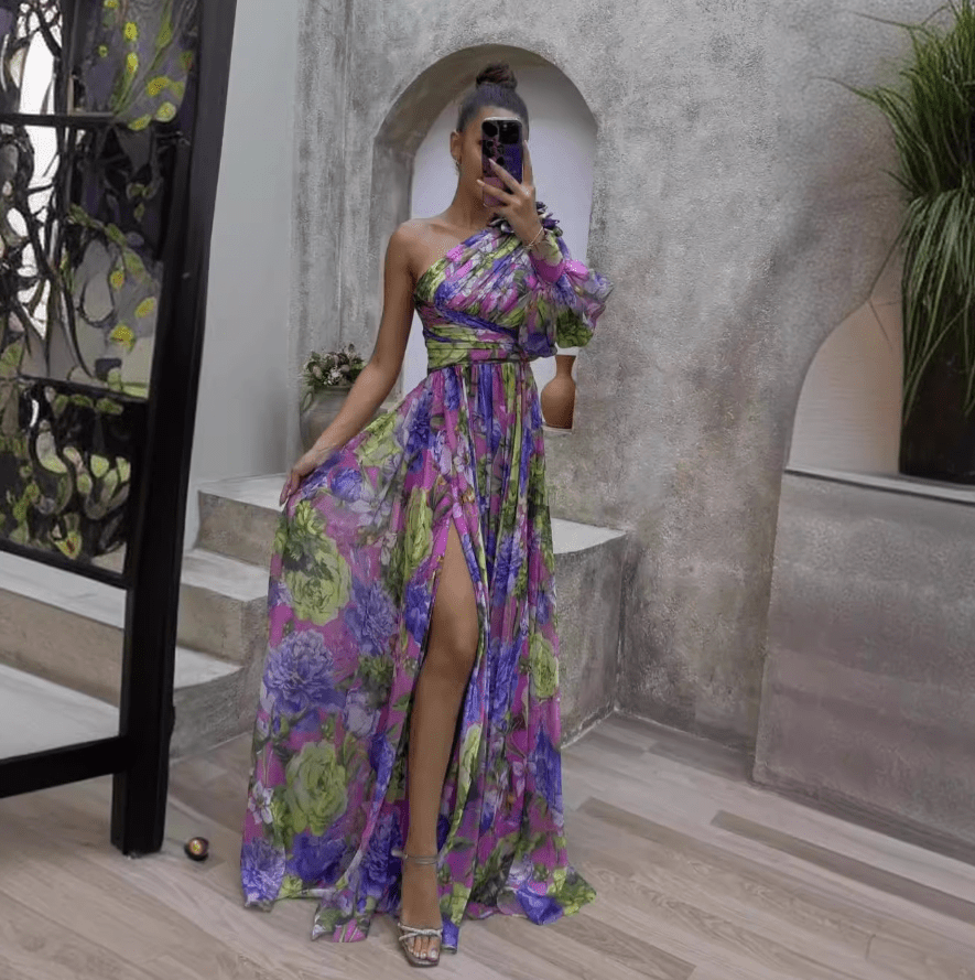 Elegante vestido maxi de fiesta para mujer, tendencia de verano. Colores vibrantes, hombros descubiertos.