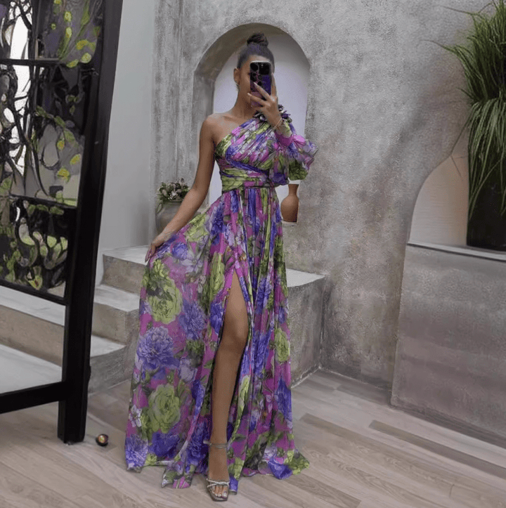 Elegante vestido maxi de fiesta para mujer, tendencia de verano. Colores vibrantes, hombros descubiertos.