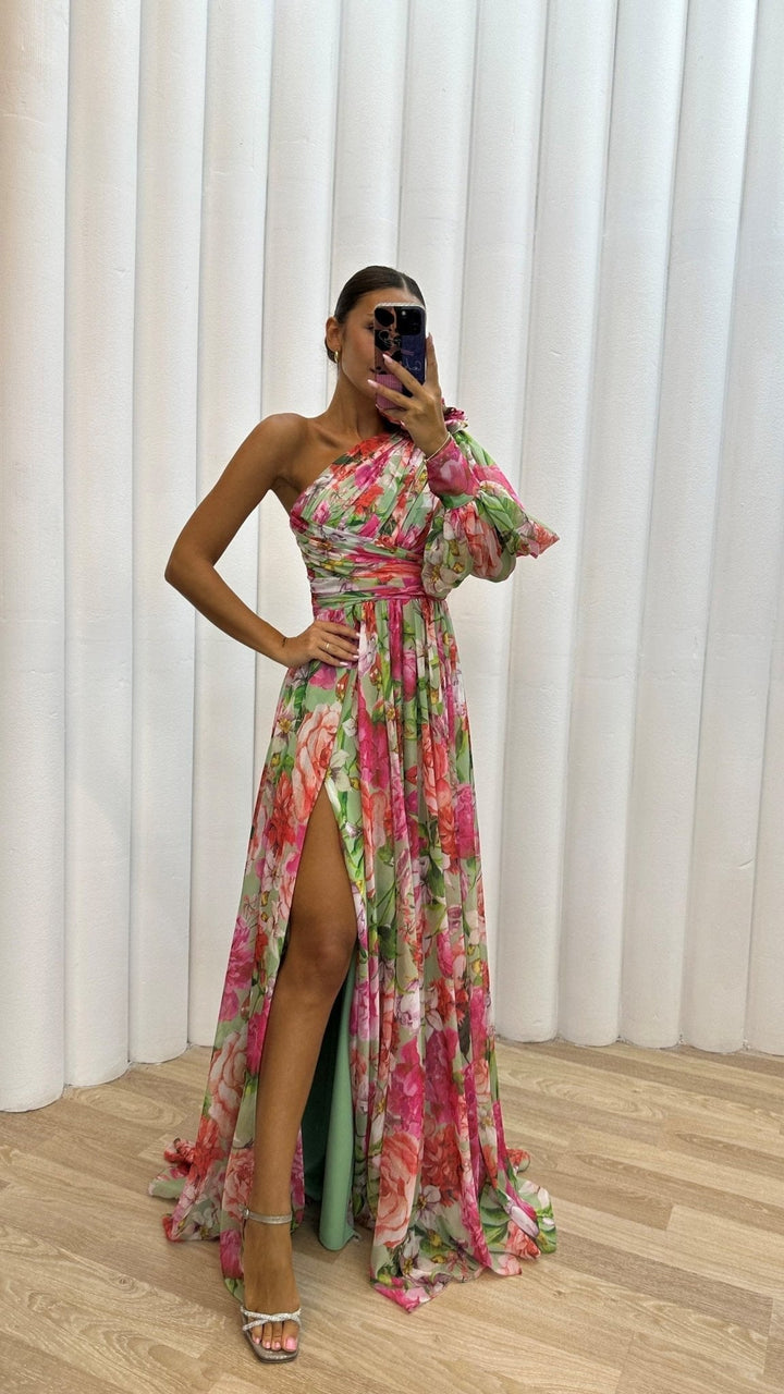Vestido maxi de verano casual para mujer, con hombros descubiertos. Estilo fresco y colores vibrantes.