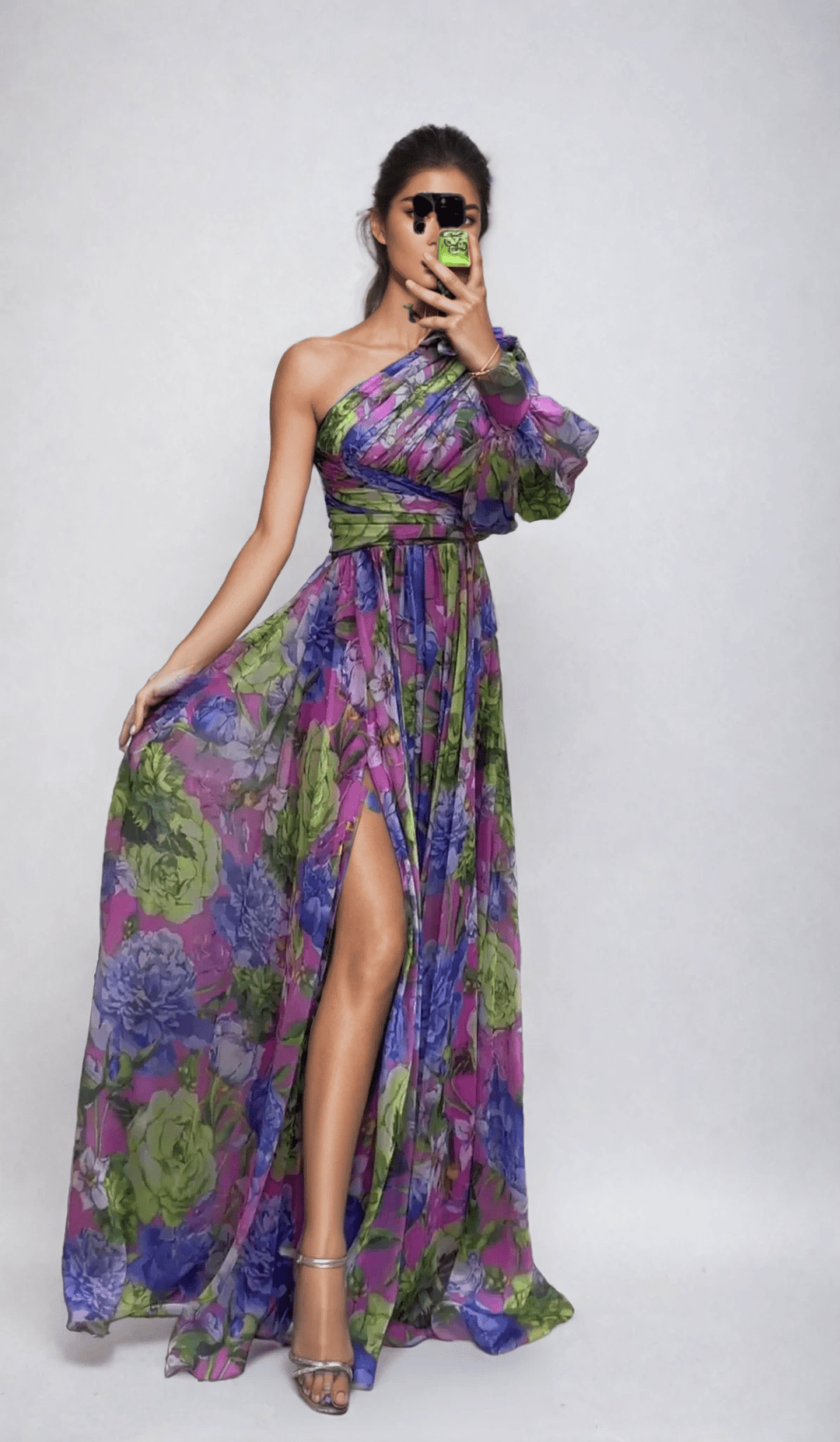 Vestido maxi de mujer con hombros descubiertos, estilo veraniego. Perfecto para fiesta o moda casual.