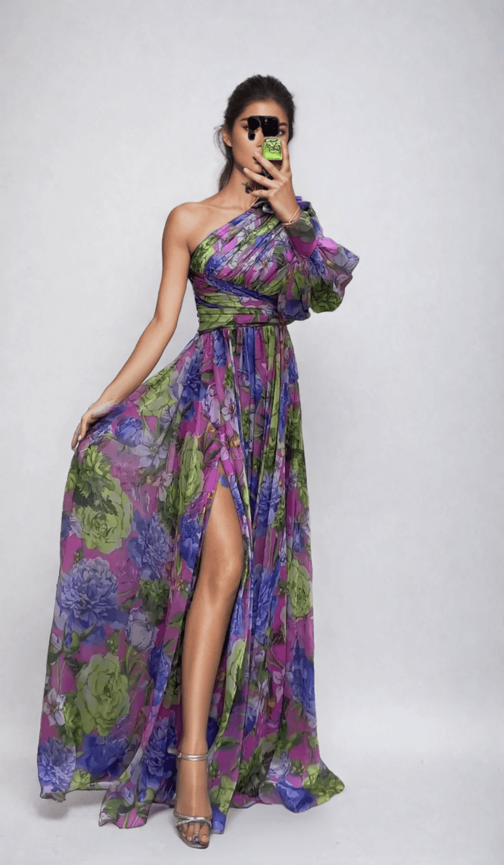Vestido maxi de mujer con hombros descubiertos, estilo veraniego. Perfecto para fiesta o moda casual.