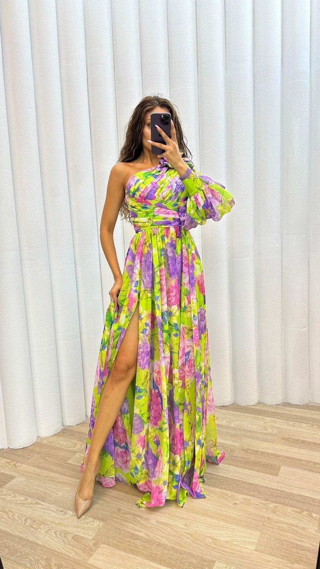 Vestido maxi elegante para mujer, estilo de fiesta. Tendencia de verano con hombros descubiertos y comodidad.