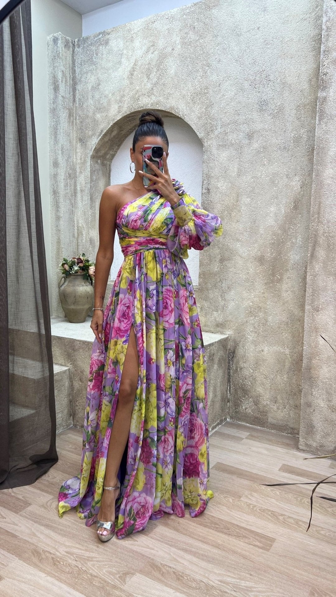 Vestido maxi vibrante para mujer, ideal para verano y fiesta. Estilo hombro descubierto, ropa elegante.