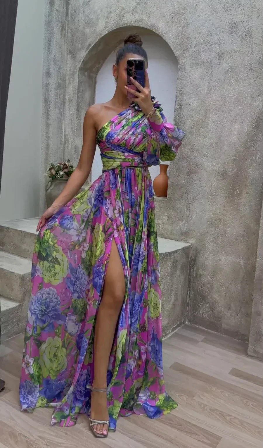Vestido maxi de verano fresco para mujer, con hombro descubierto. Comodidad y moda femenina estival.