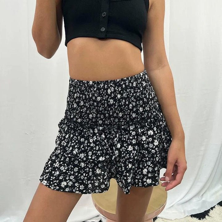 Volantes y verano: minifalda de mujer, cintura alta, casual, perfecta para playa.