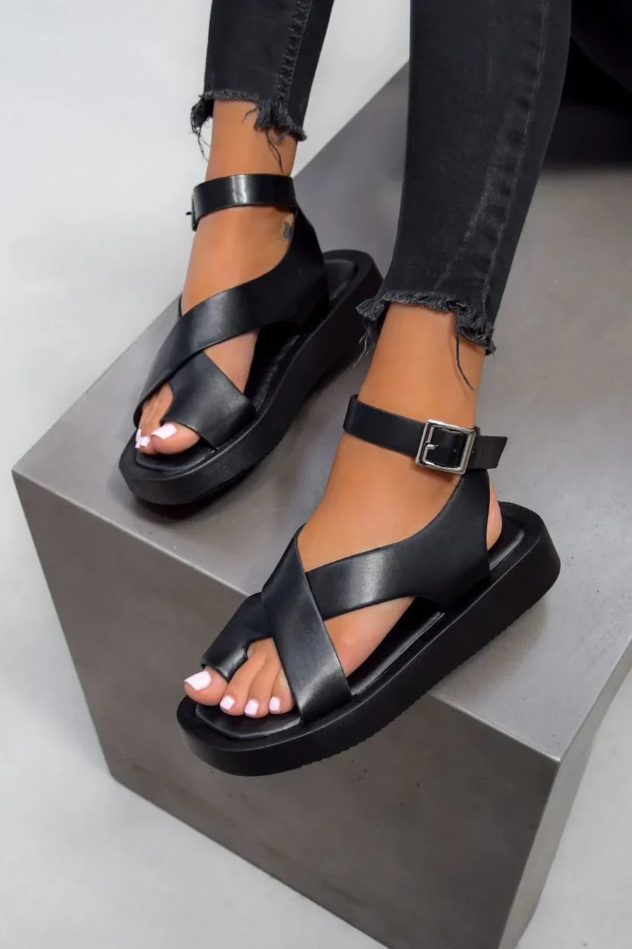 Sandalias Sofia de mujer con tiras cruzadas ajustables, plataforma cómoda. Calzado de estilo moderno para el verano.