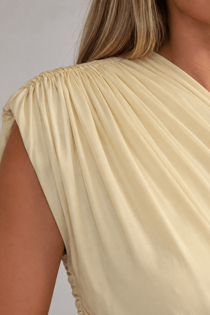 Vestido negro de fiesta asimétrico para embarazada, diseño fluido y sofisticado, ideal para premamá.