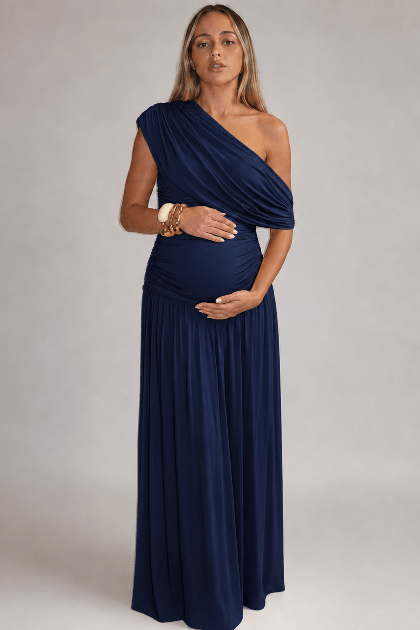 Vestido fluido asimétrico premamá en azul claro, perfecto para eventos elegantes de maternidad.