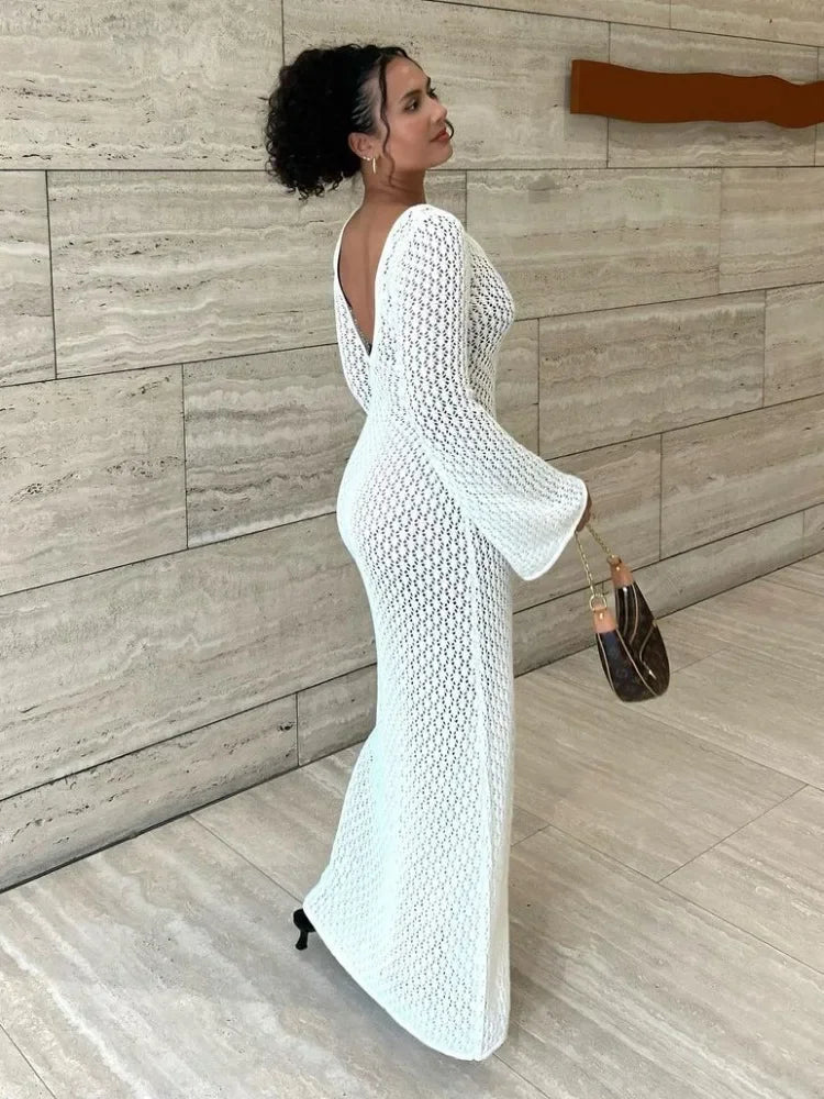 Elegante vestido de crochet largo, con escote en V, ideal para moda de verano.