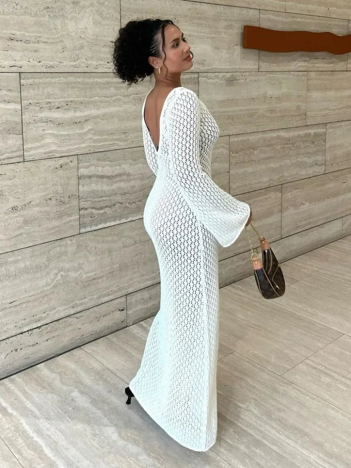Elegante vestido de crochet largo, con escote en V, ideal para moda de verano.