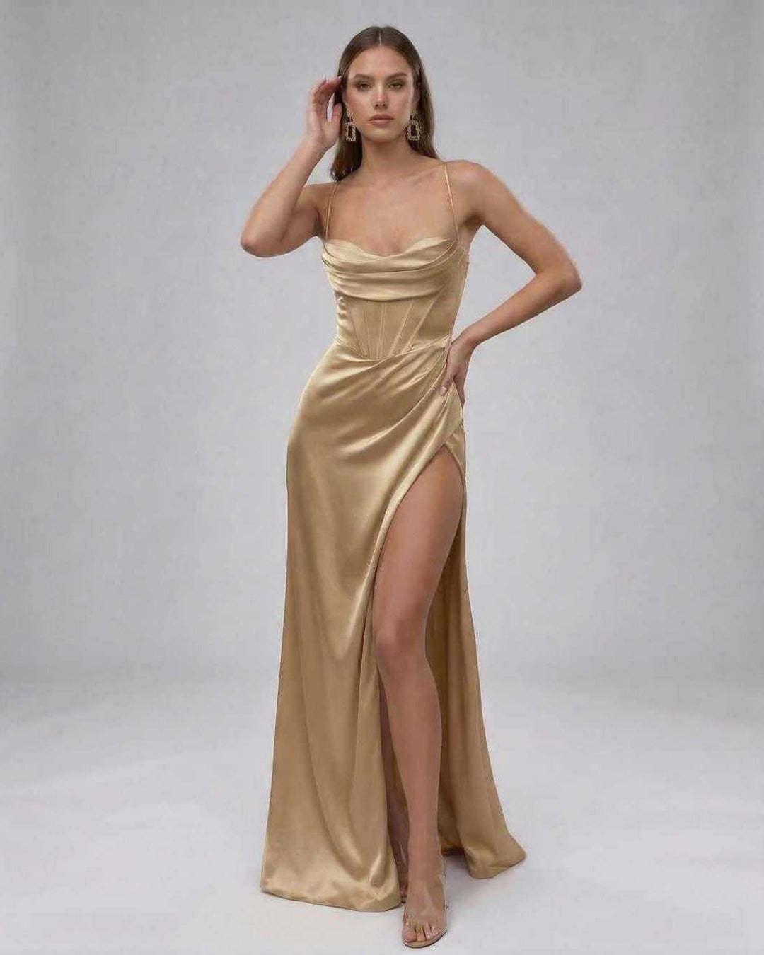 Vestido de noche formal para mujer, estilo maxi con tela fluida y diseño que realza la figura.