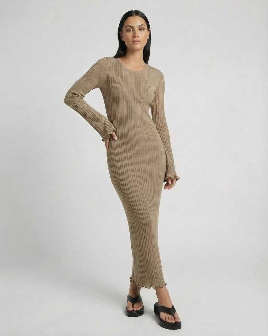 Vestido maxi de primavera-otoño con mangas acampanadas y escote redondo. Ropa de mujer cómoda y versátil.