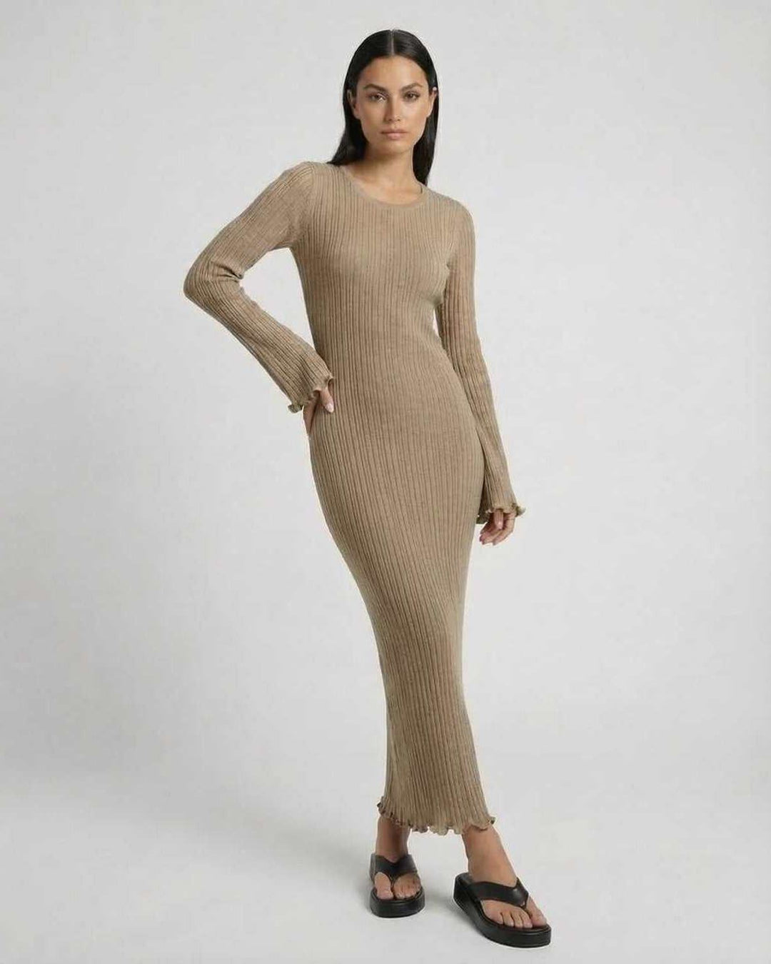Vestido maxi de mujer con escote redondo y mangas acampanadas. Estilo elegante y cómodo para cualquier ocasión.
