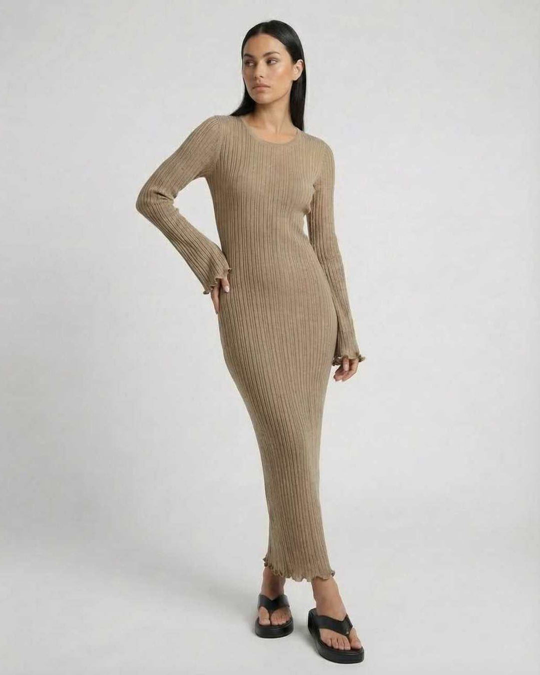 Vestido de mujer elegante y cómodo, color blanco. Maxi diseño con mangas acampanadas para un look moderno.