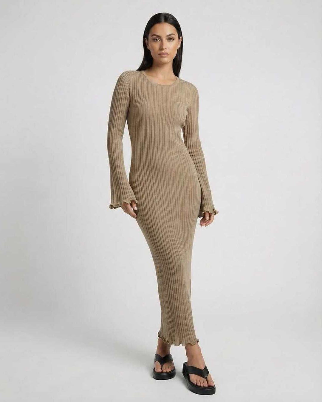 Vestido maxi blanco para mujer con mangas acampanadas. Elegancia casual para primavera-otoño. Moda femenina versátil.