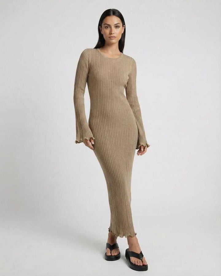 Vestido maxi blanco para mujer con mangas acampanadas. Elegancia casual para primavera-otoño. Moda femenina versátil.