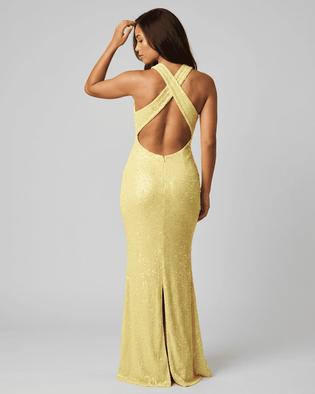 Vestido maxi amarillo para mujer con espalda descubierta, diseño sofisticado para noche y ocasiones especiales.