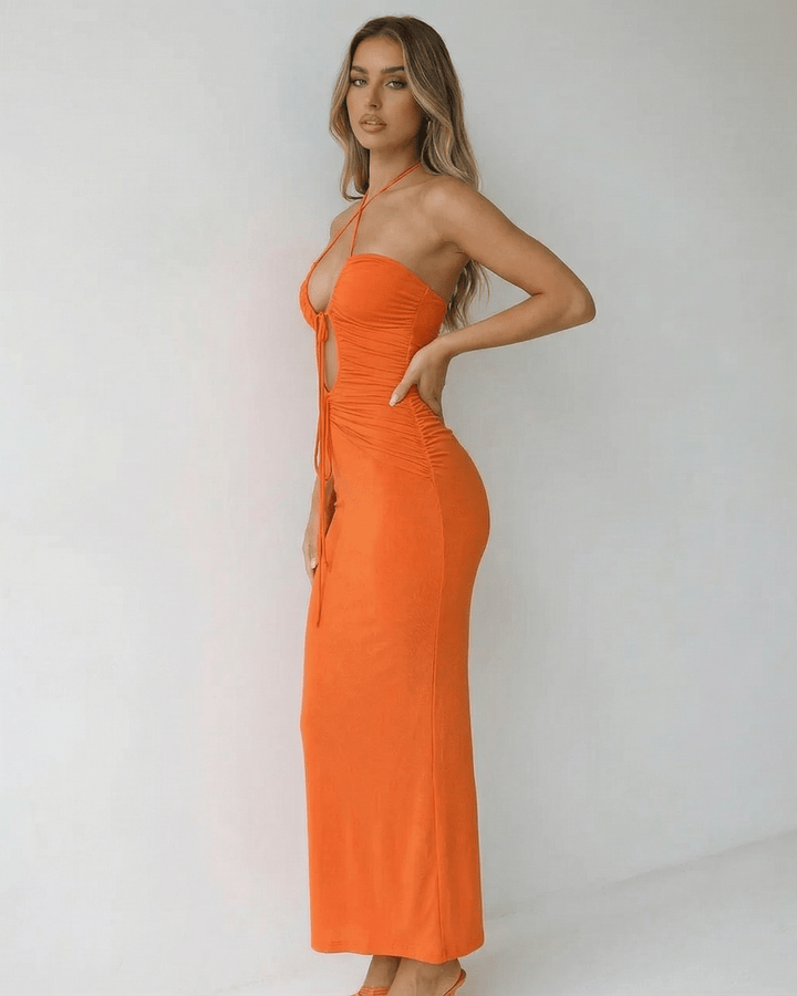 Detalle del escote halter y la cintura imperio de vestido maxi blanco elegante para mujer, estilo resort.