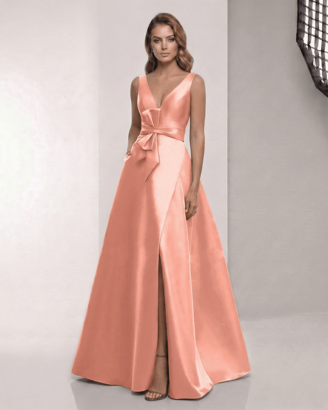 Vestido maxi Solara melocotón para mujer con elegante lazo, perfecto para invitada de boda.