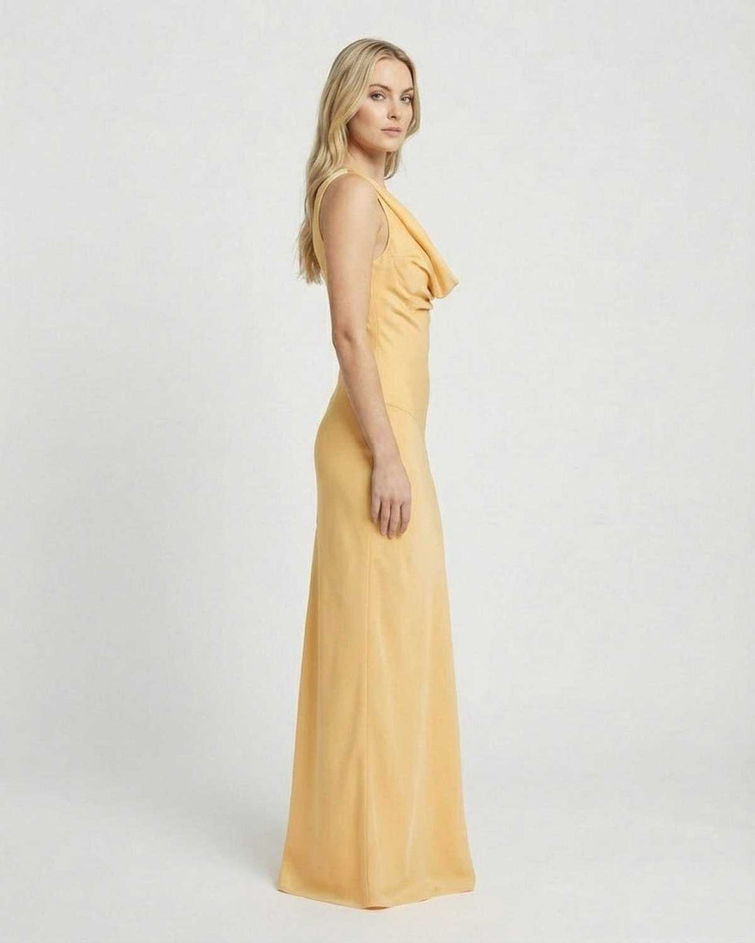 Vestido maxi elegante con cuello drapeado, silueta ajustada y espalda abierta. Perfecto para ocasiones especiales.