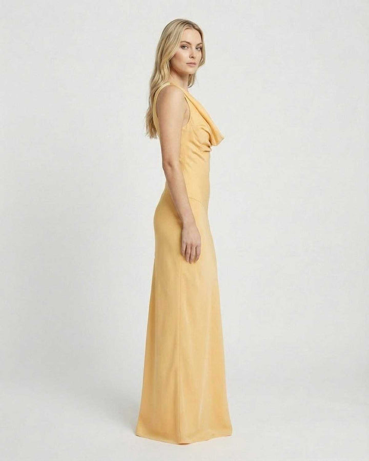 Vestido maxi elegante con cuello drapeado, silueta ajustada y espalda abierta. Perfecto para ocasiones especiales.