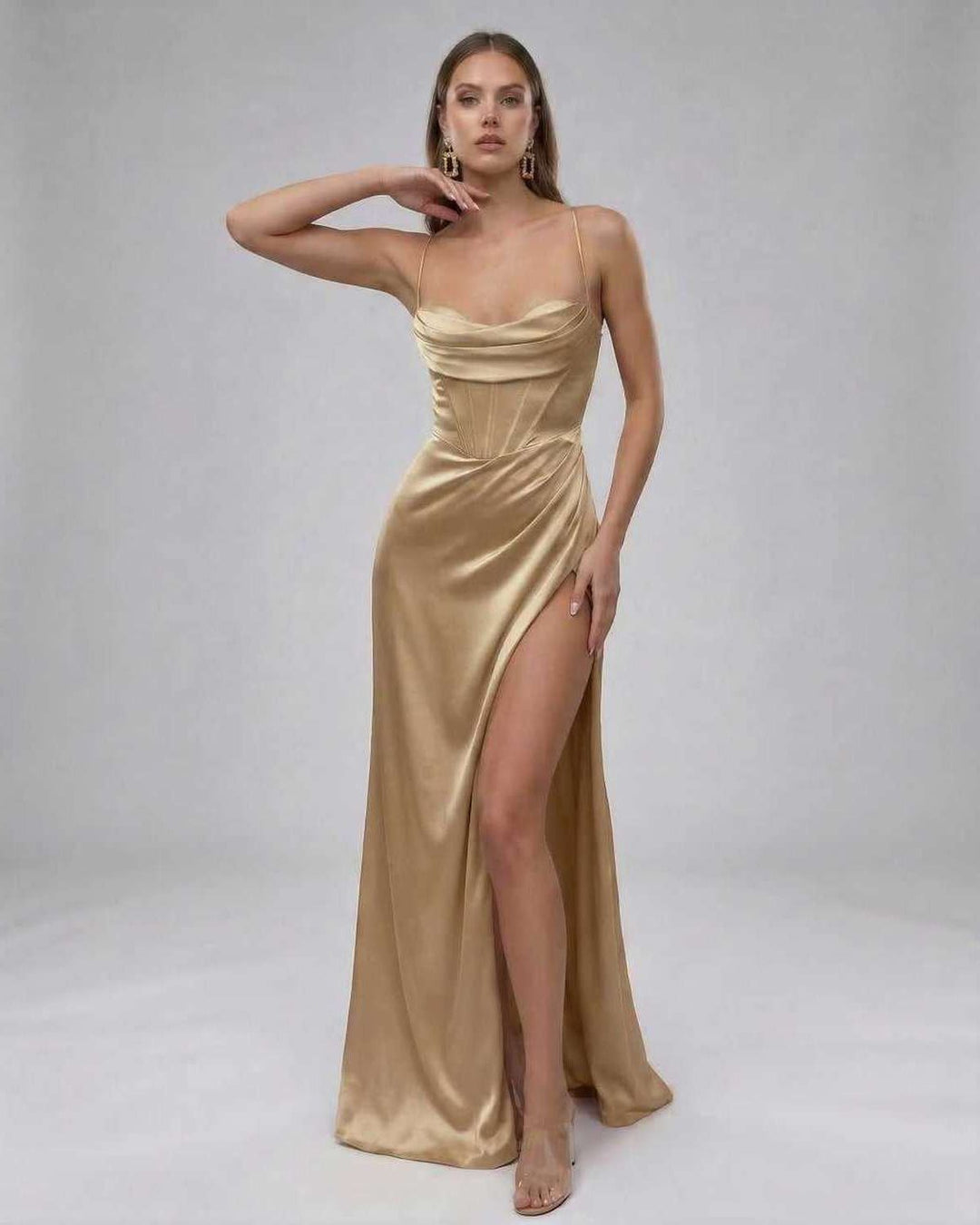 Elegante vestido largo para mujeres, con abertura en la pierna y silueta sofisticada, moda de noche.