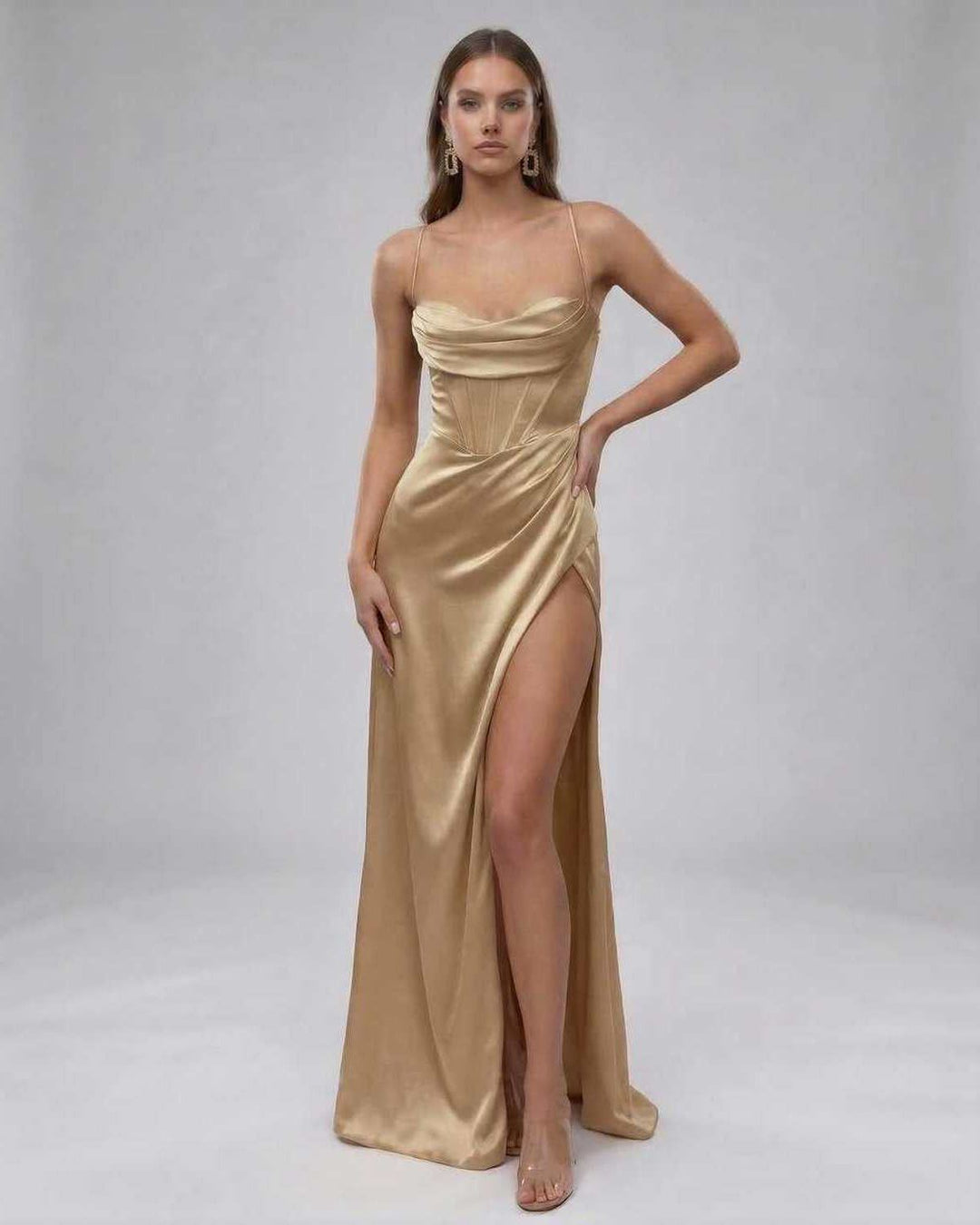 Sofisticado vestido largo con escote corazón y abertura, ideal para bodas y ocasiones especiales.