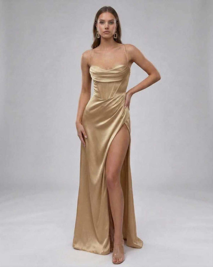 Sofisticado vestido largo con escote corazón y abertura, ideal para bodas y ocasiones especiales.
