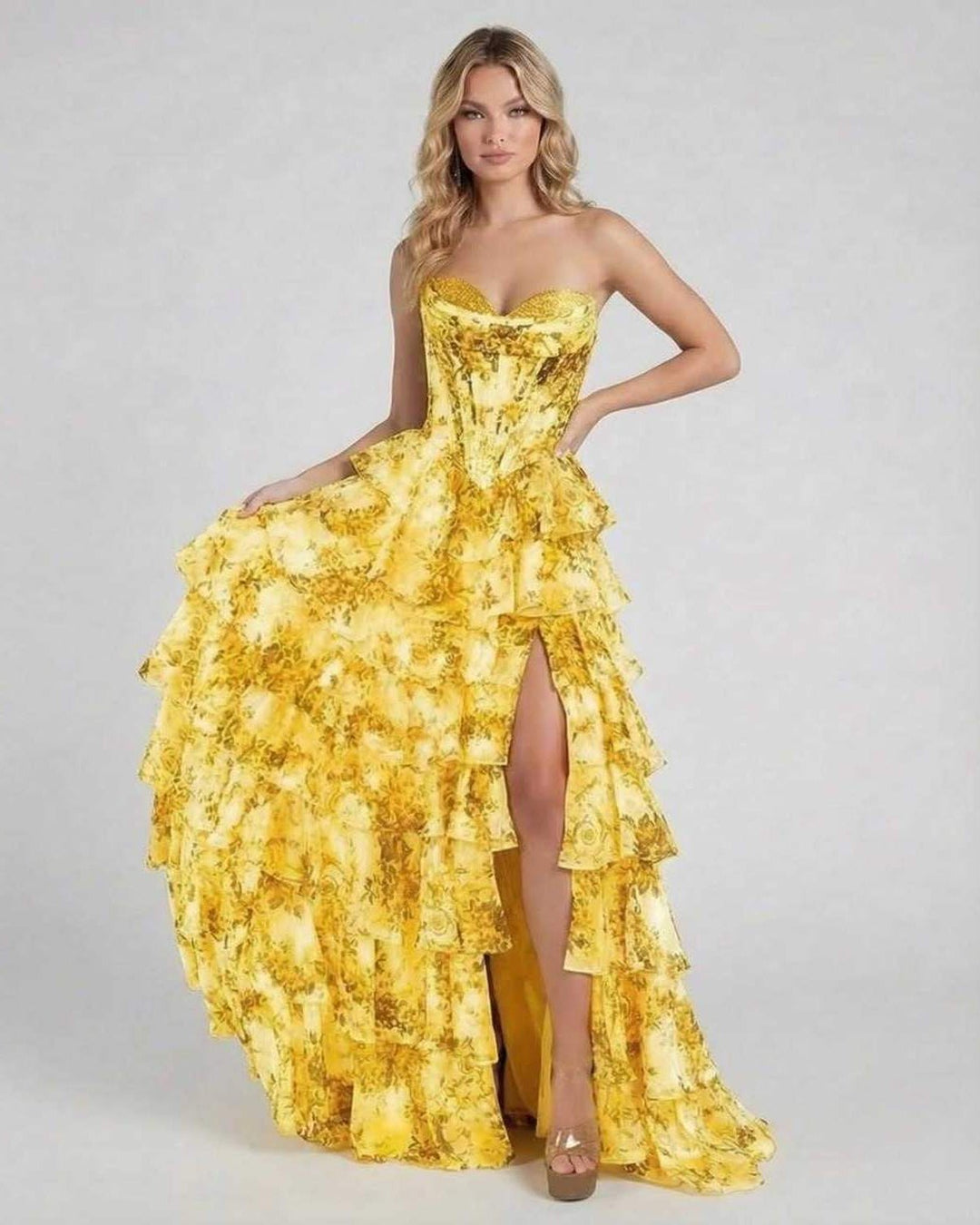 Vestido maxi floral amarillo vibrante para mujer, estilo sin mangas, ideal para eventos especiales.