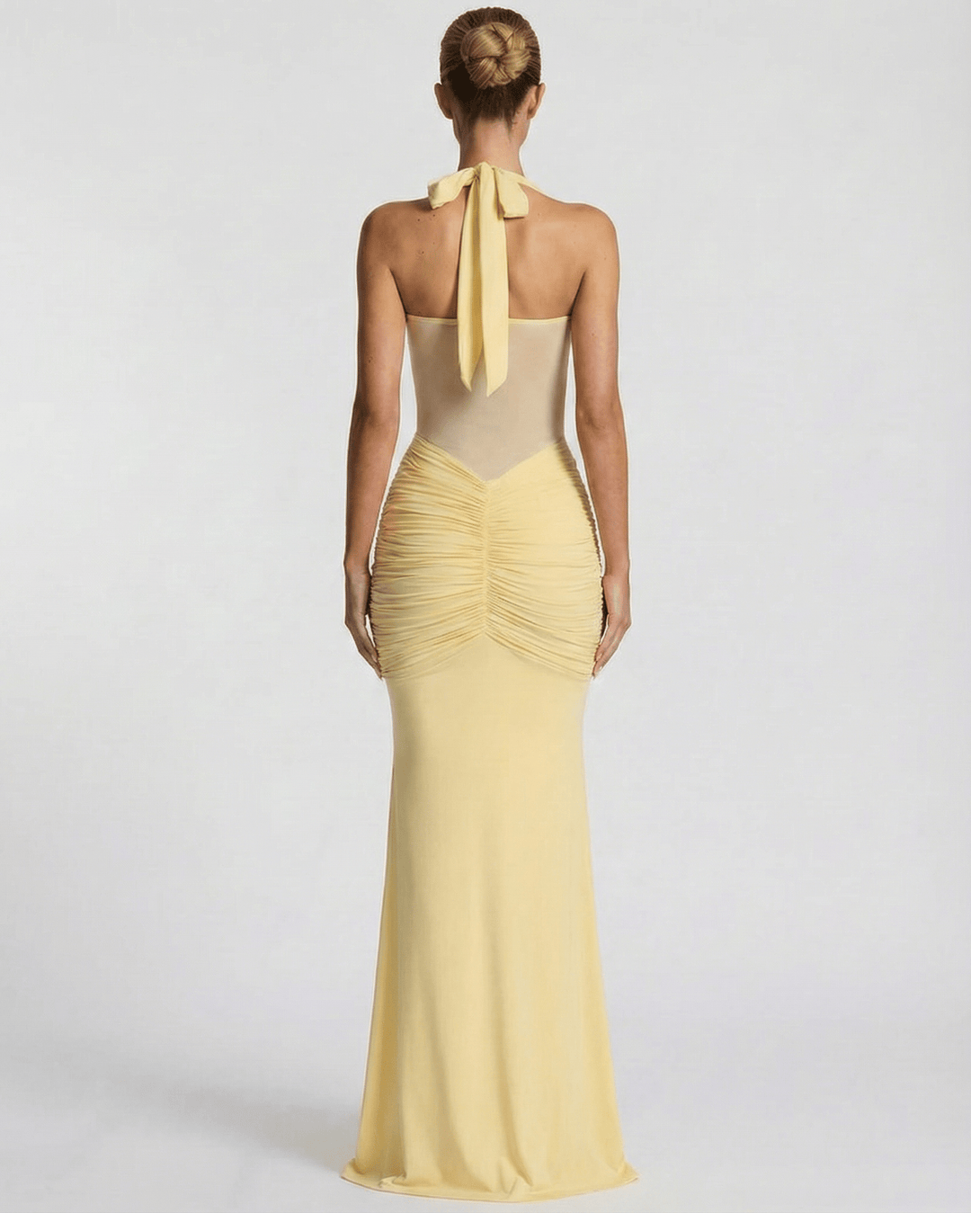 Vestido halter blanco sin mangas de mujer, corte maxi. Estilo sirena elegante para eventos de noche.